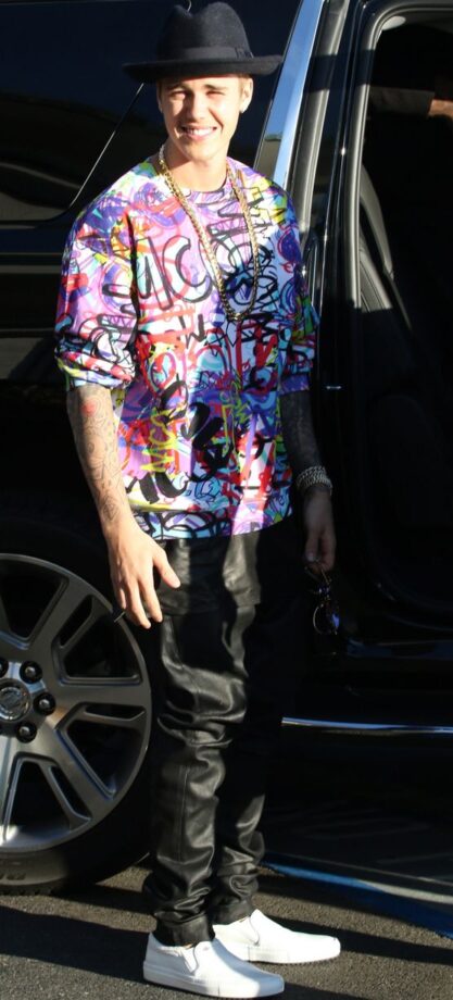 Top 5 Fashion Disaster Outfits From Justin Bieber - 2