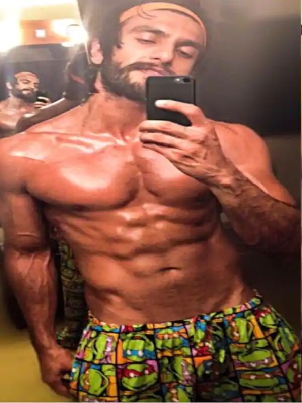 When Ranveer Singh Poses For Oh-So-Perfect Mirror Selfies - 0