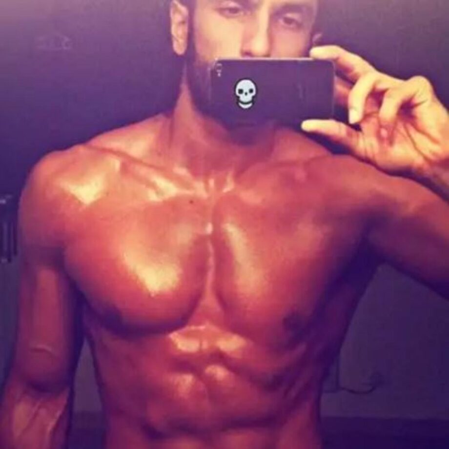 When Ranveer Singh Poses For Oh-So-Perfect Mirror Selfies - 1