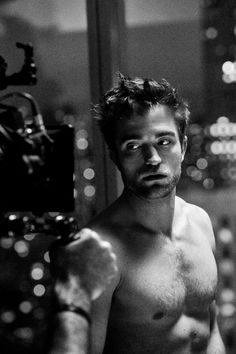 When Robert Pattinson Poses For A Oh-So-Perfect Shirtless Selfie! 1