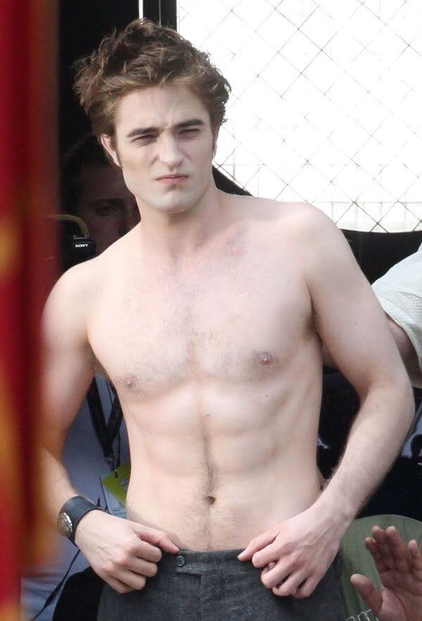 When Robert Pattinson Poses For A Oh-So-Perfect Shirtless Selfie! 3