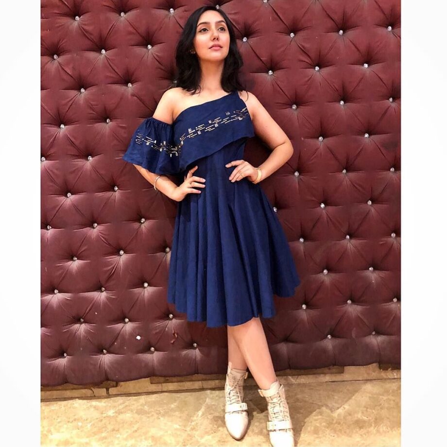 5 Times Hina Khan And Ashnoor Kaur Proved They Are HOTTEST DIVA In BLUE - 2