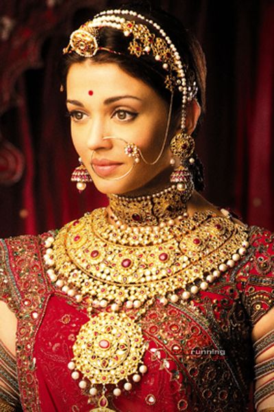 Bollywood Glam Aishwarya Rai Bachchan’s Most Iconic Jewellery Pieces - 1