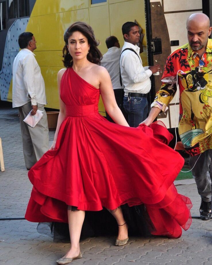 5 Times Kareena Kapoor Proved She Is The HOTTEST DIVA In Red - 1