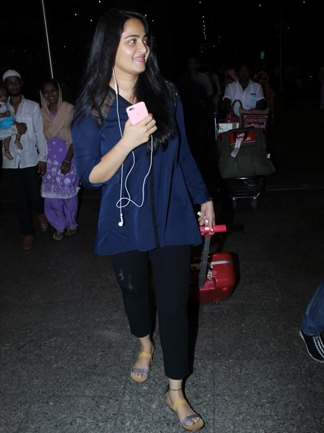 7 Times Anushka Shetty Left Us Spellbound In Casual Outfits - 2