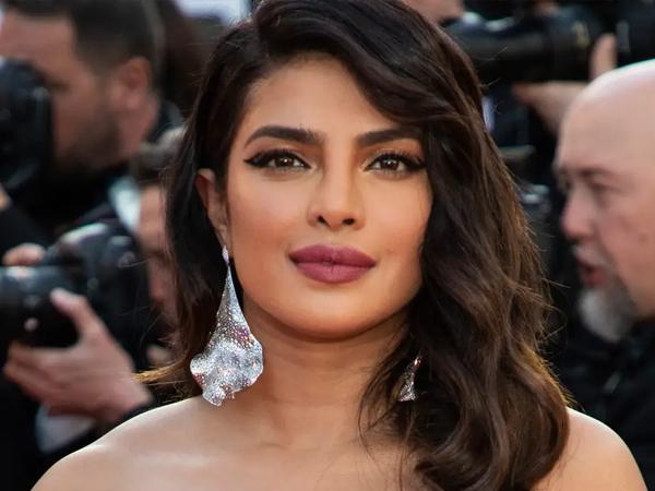 Have You Checked Priyanka Chopra’s Different Styles To Match Eyeliner With Outfits? - 2