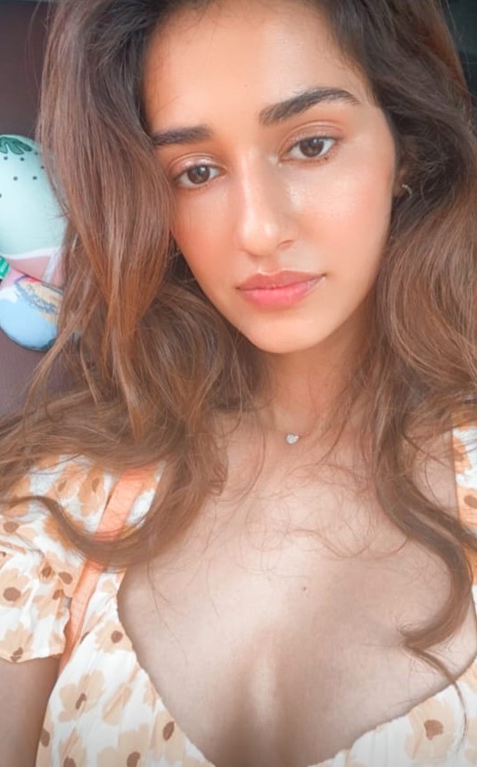 HOT Disha Patani flaunts her makeup skills inside her car, where is she heading? - 0