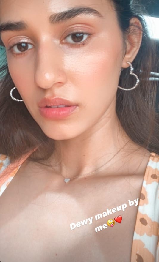 HOT Disha Patani flaunts her makeup skills inside her car, where is she heading? - 1