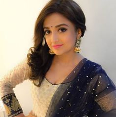 How To Amp Up Your Ethnic Outfits For THIS Navratri Like Monali Thakur? 3