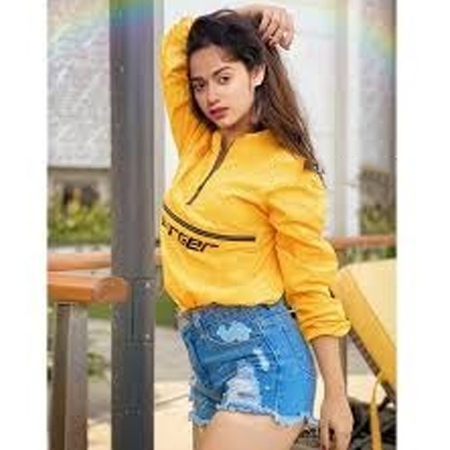 Jannat Zubair, Arishfa Khan, And Avneet Kaur ooze oomph with their sizzling short pant looks - 0