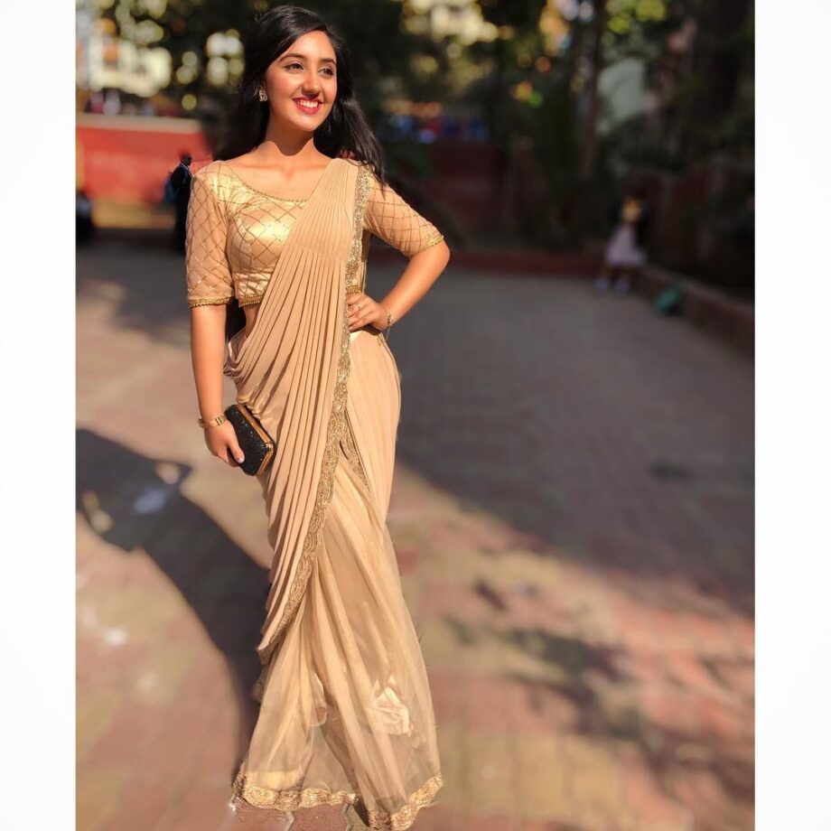 Jannat Zubair To Ashnoor Kaur; Celebs In GOLDEN Hot Looks - 8