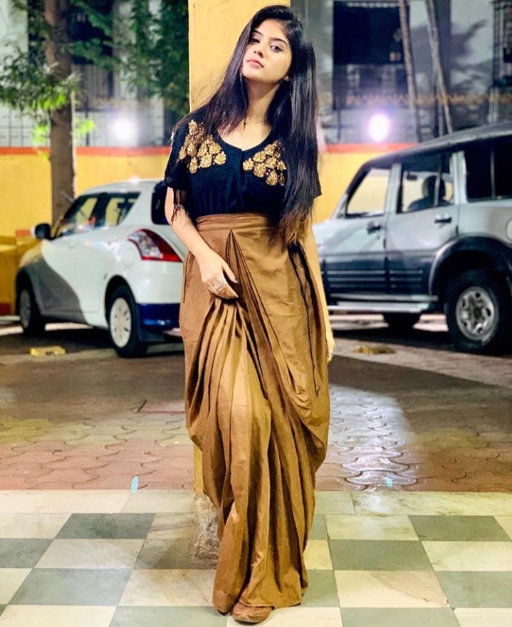 Jannat Zubair To Ashnoor Kaur; Celebs In GOLDEN Hot Looks - 3