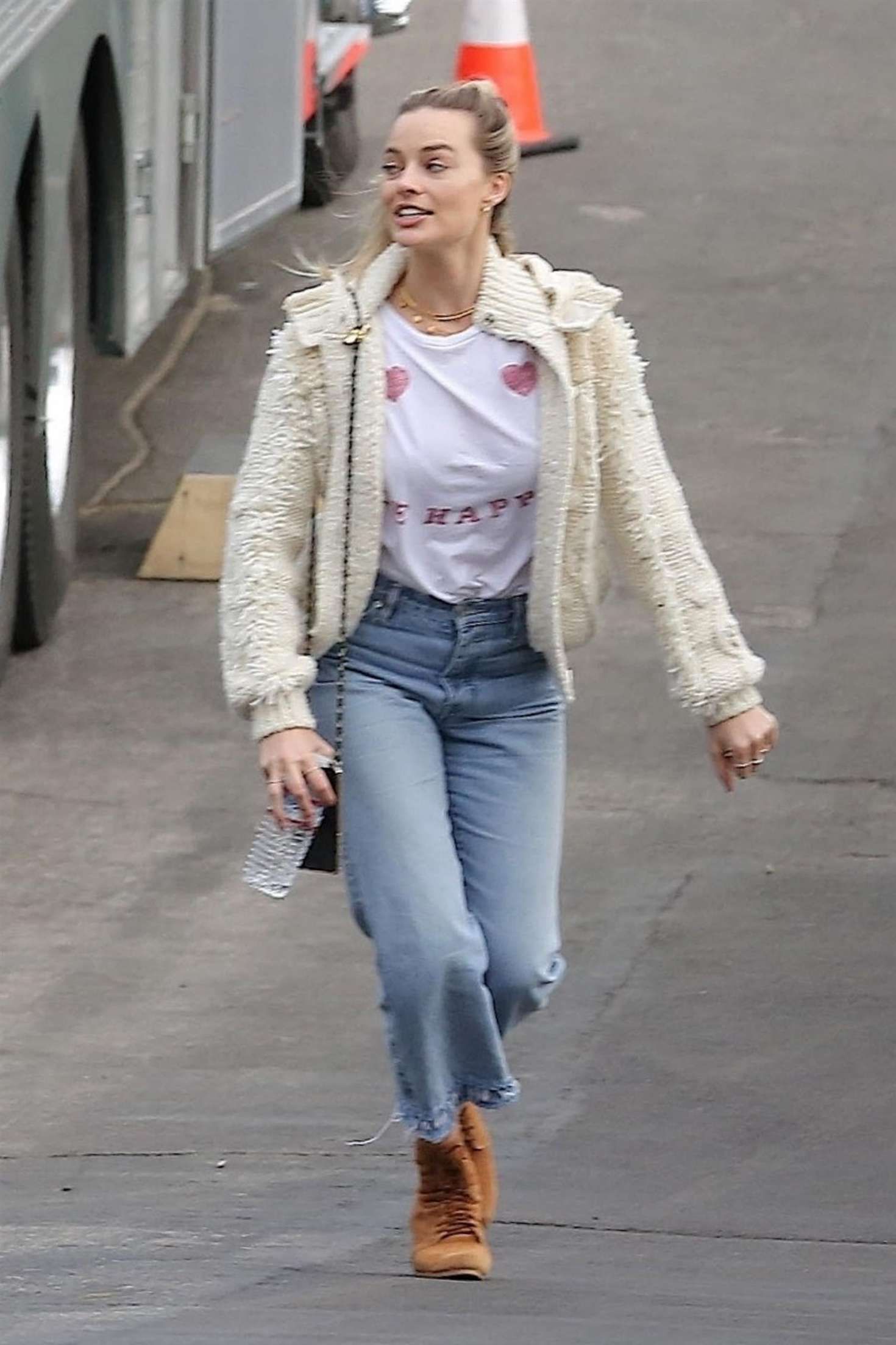 Take Cues From Margot Robbie And Amp Up Your Fashion Game In White Tees! 3