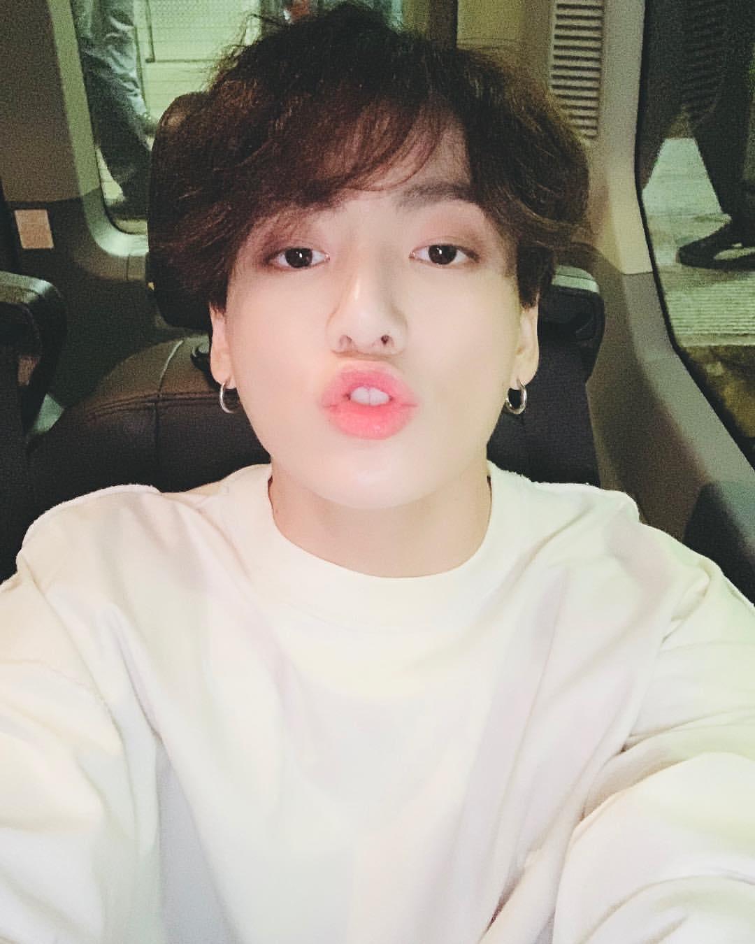 Top SELFIE Moments Of Jungkook That You Can't-Miss 3