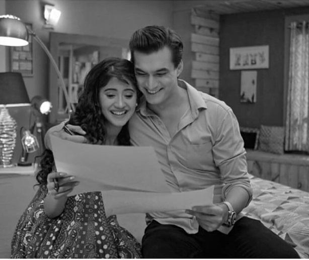 Yeh Rishta Kya Kehlata Hai: Check Out; KAIRA's BLACK And WHITE Collection That Can Inspire Your Next Look 5