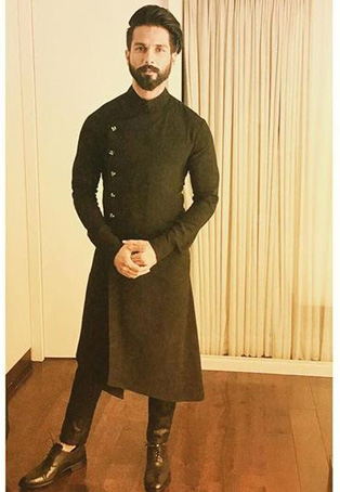 4 Times Vijay Deverakonda Beat Shahid Kapoor With His Flawless Style Game 2