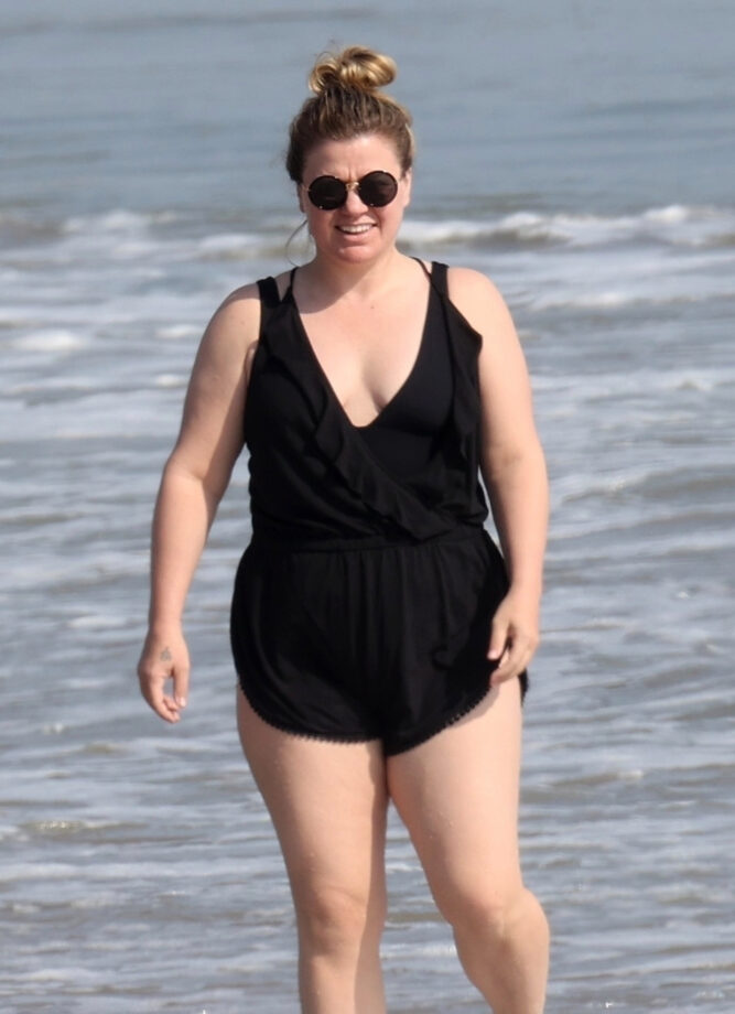 A Guide For Plus Size Women To Wear Shorts - 0