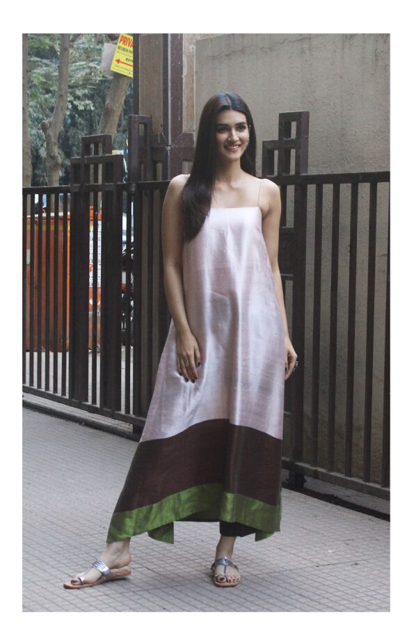 Are You A Fan Of Minimalistic Style? Alaya F, Shraddha Kapoor, And Kriti Sanon Will Help You Look Elegant - 4