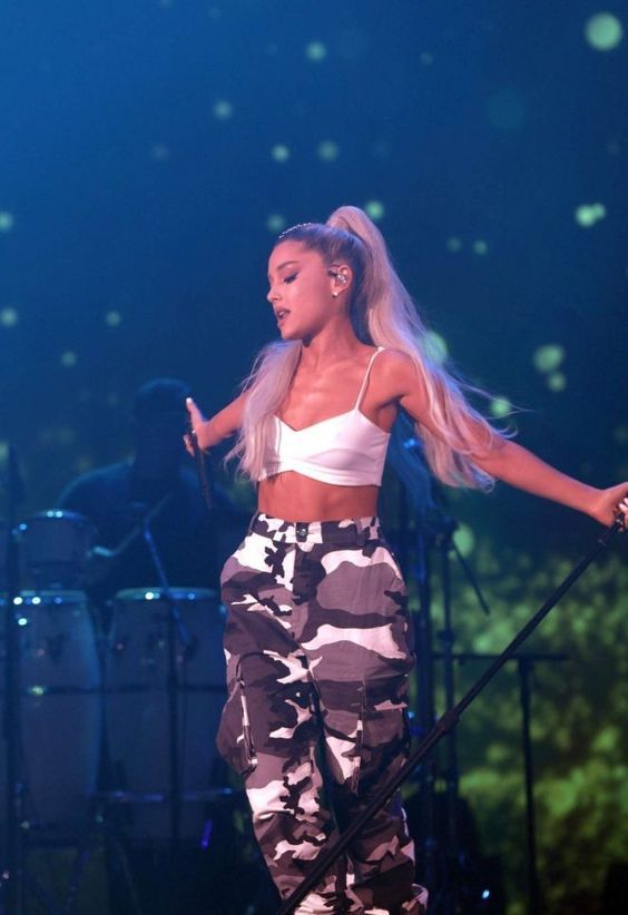 Ariana Grande, Kaley Cuoco, Scarlett Johansson Raise Hotness Quotient In Crop Tops: Check Now - 1