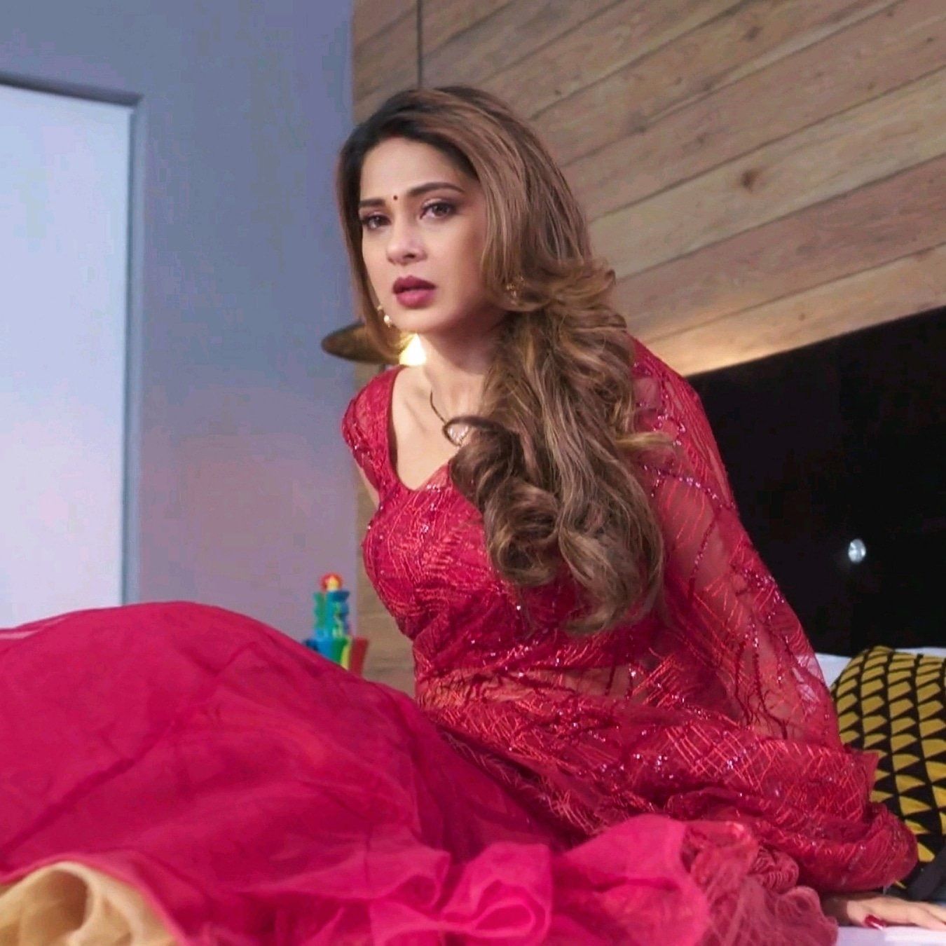 Hina Khan, Jennifer Winget, Erica Fernandes: Hot In RED Traditional Saree