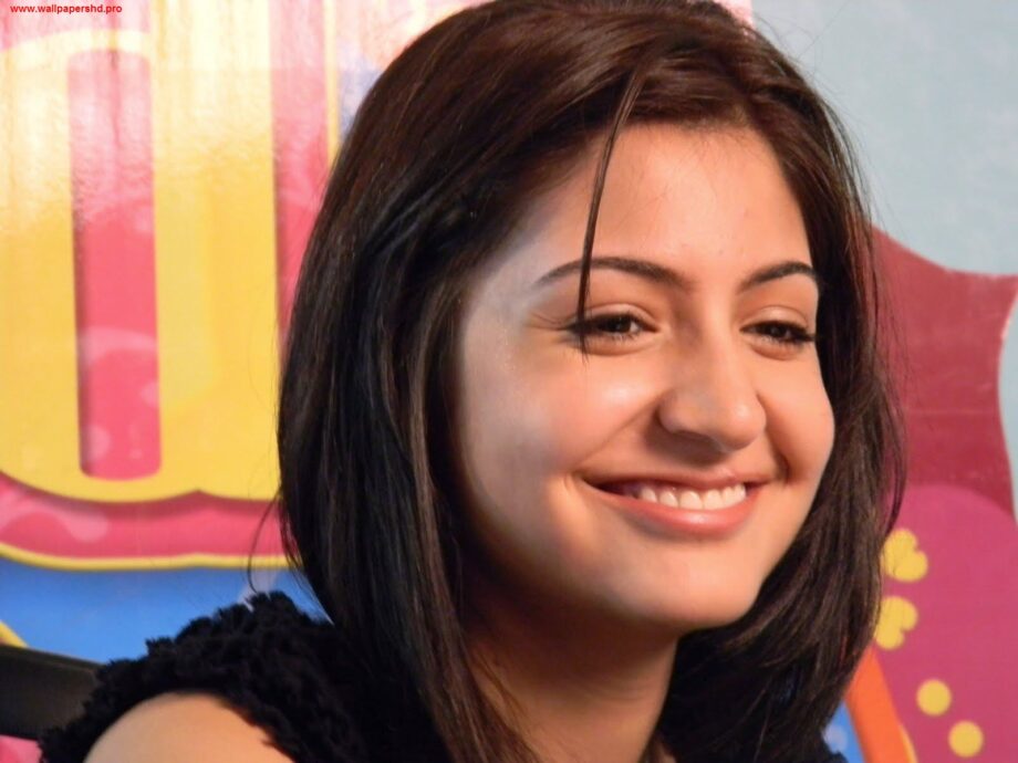 How Anushka Sharma Looks Expressive Without Makeup? Know Her Beauty Secrets - 1