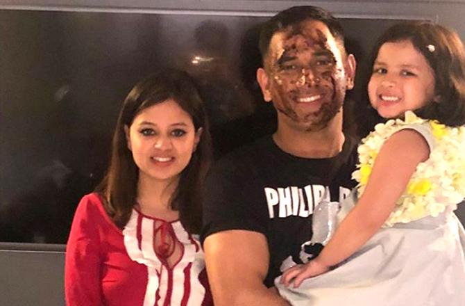 How does MS Dhoni spend time with family? Check out Unseen personal leaked photos - 4