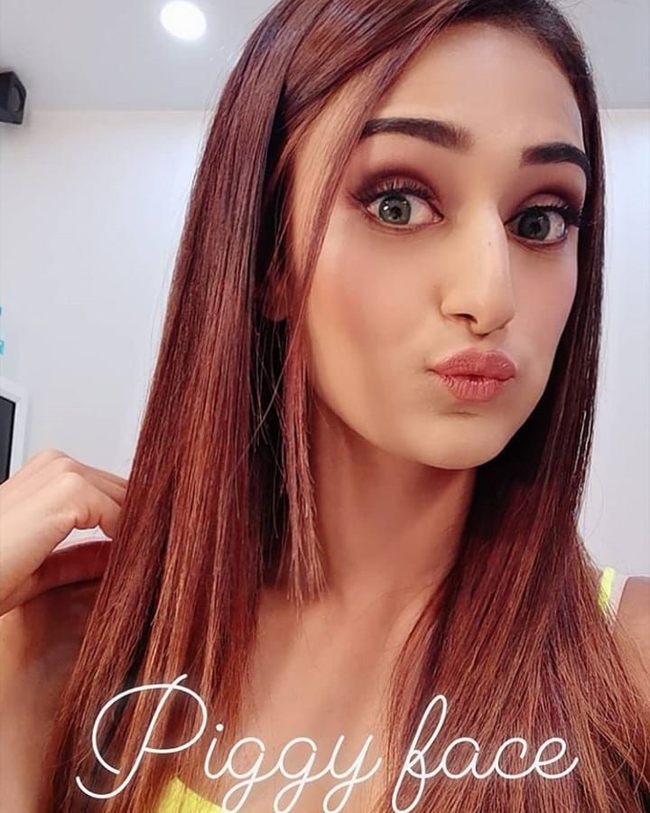 How To Click A Perfect Pout Picture? Learn From Erica Fernandes, Surbhi Chandna And Nia Sharma - 0