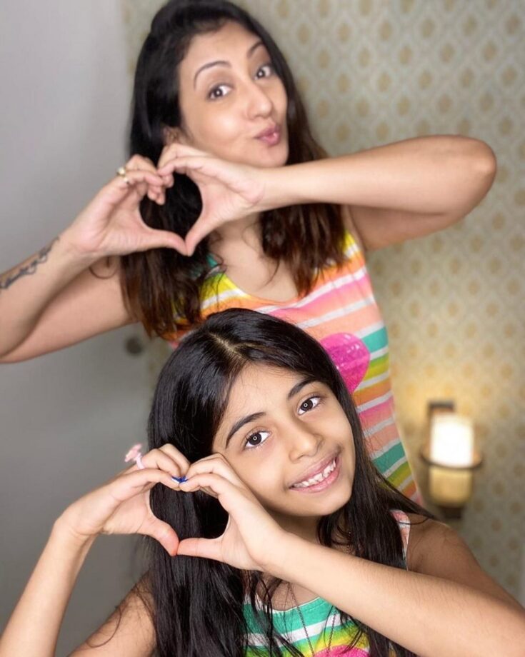 Juhi Parmar gets a special surprise from daughter Samairra prior to Hamariwali Good News’ Premiere - 0
