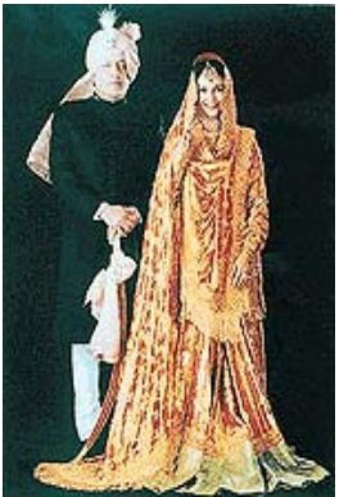 Kareena Kapoor wore a unique 18 carat gold work dress; See Photos 1
