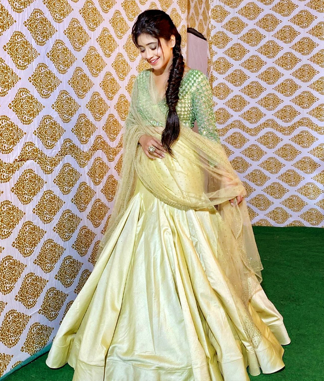 Navratri Festival 2020 Colours, GREEN: Jennifer Winget, Shivangi Joshi, Shrenu Parikh Green Ethnic Look - 3