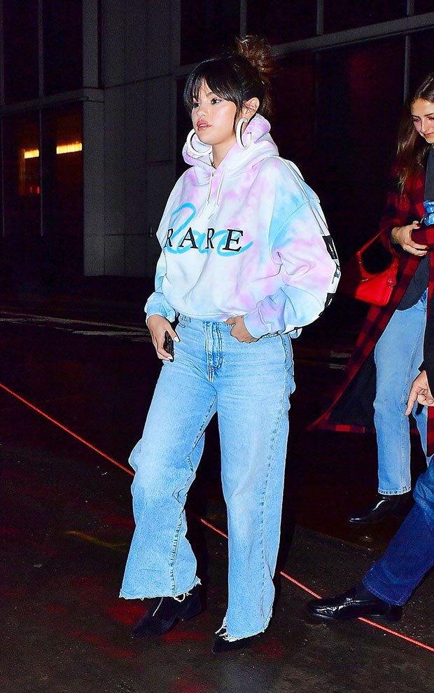 Selena Gomez's Oversized Looks Are GORGEOUS! 4