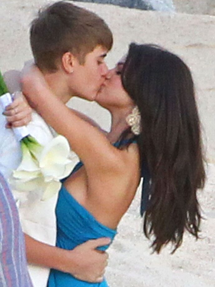 Throwback To HOT Kissing Moments of Selena Gomez With Justin Bieber - 2