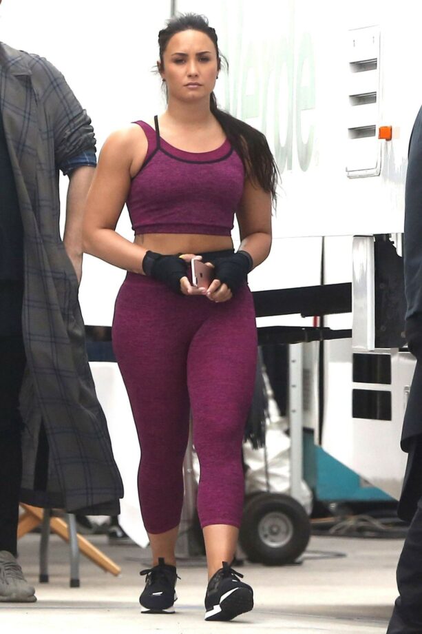 What to wear when it’s super hot? Learn from Demi Lovato - 3