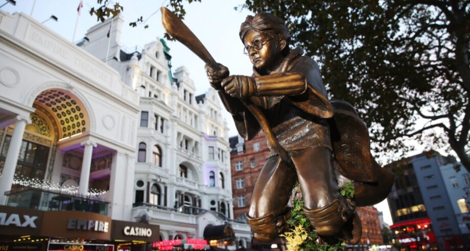 WOW: Shah Rukh Khan and Kajol's DDLJ statue to be unveiled in Leicester Square, read details 2