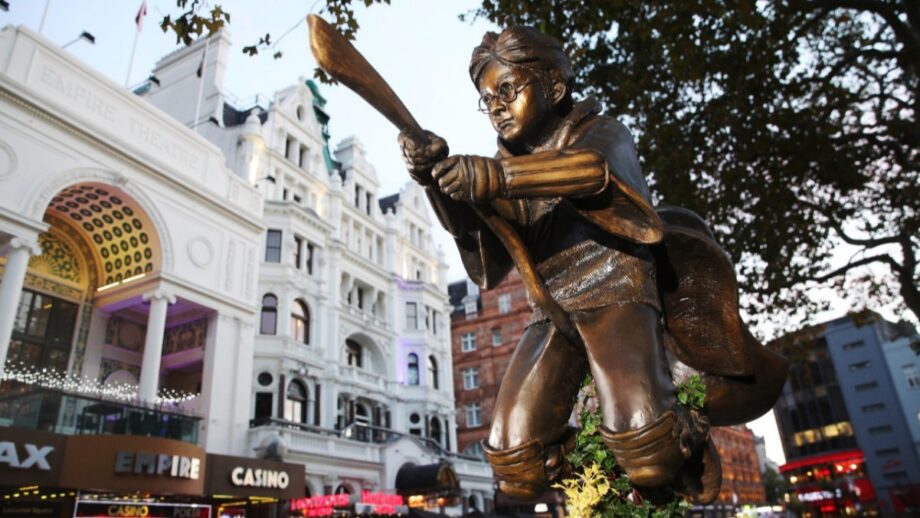 WOW: Shah Rukh Khan and Kajol's DDLJ statue to be unveiled in Leicester Square, read details 2