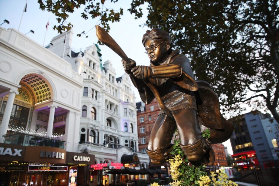 WOW: Shah Rukh Khan and Kajol’s DDLJ statue to be unveiled in Leicester Square, read details - 0