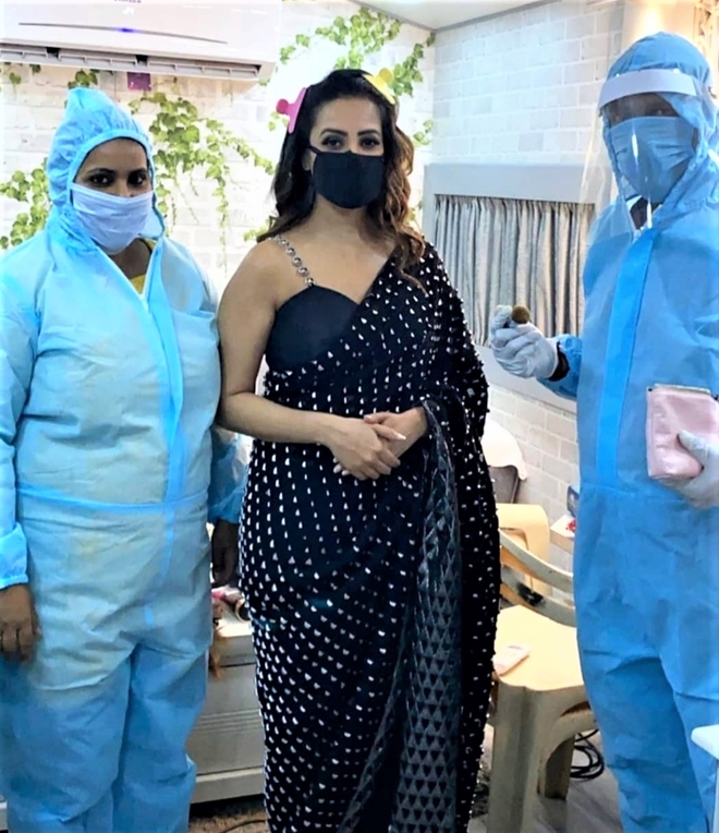 Anita Hassanandani Looks Drop Dead Gorgeous In Polka Dot Saree - 0