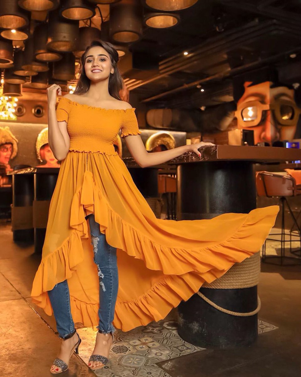 Ashi Singh And Anushka Sen Looks Super Sweet In Yellow 4