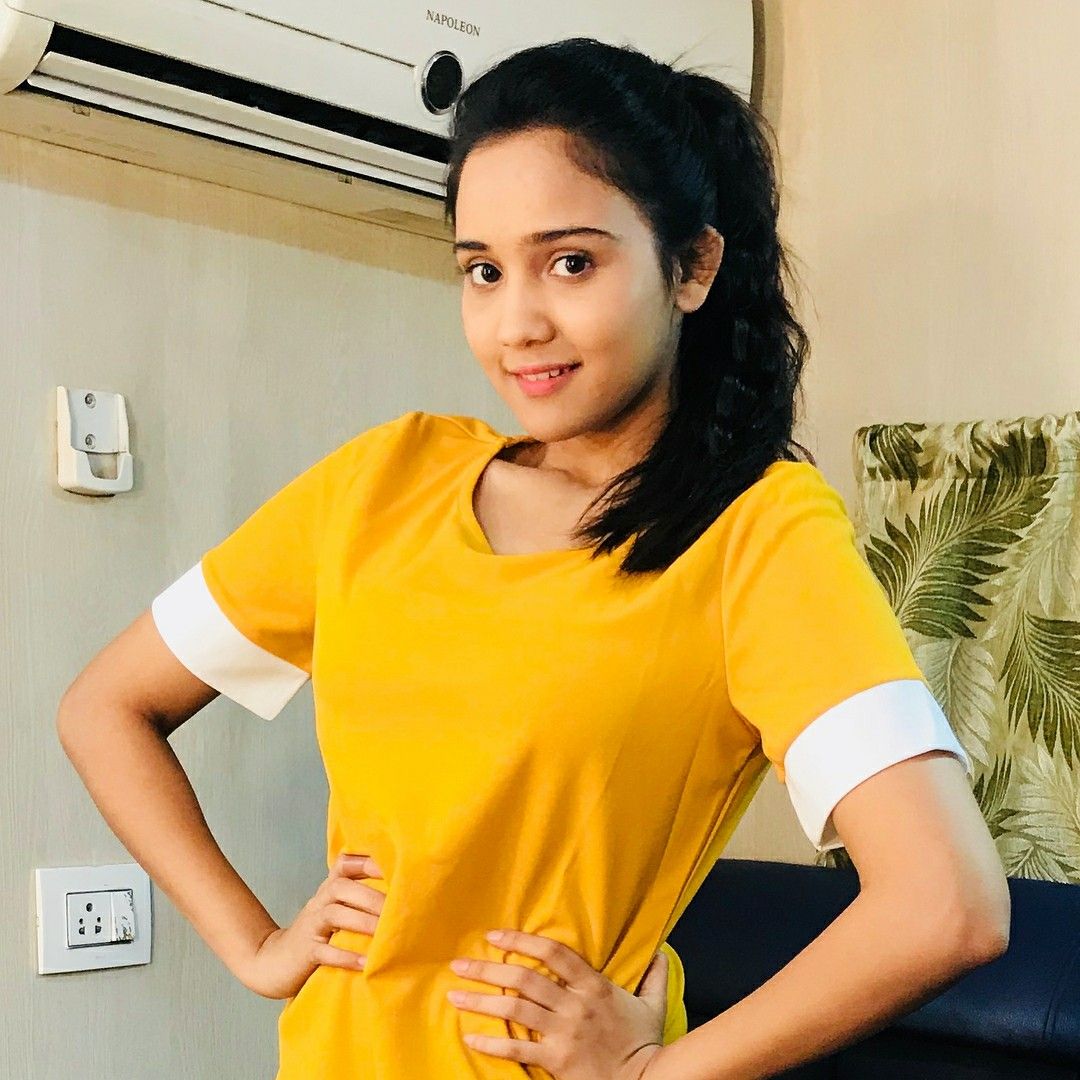 Ashi Singh And Anushka Sen Looks Super Sweet In Yellow 7