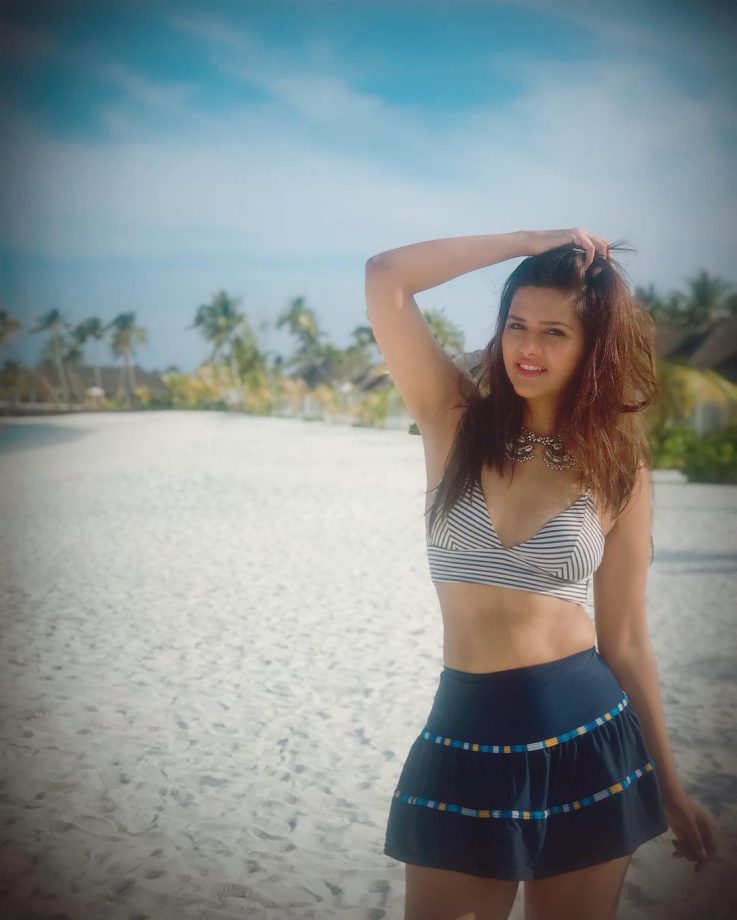 Check Out! Hina Khan, Nia Sharma And Dalljiet Kaur's Mind-Blowing Pics From Maldives Vacation 819077