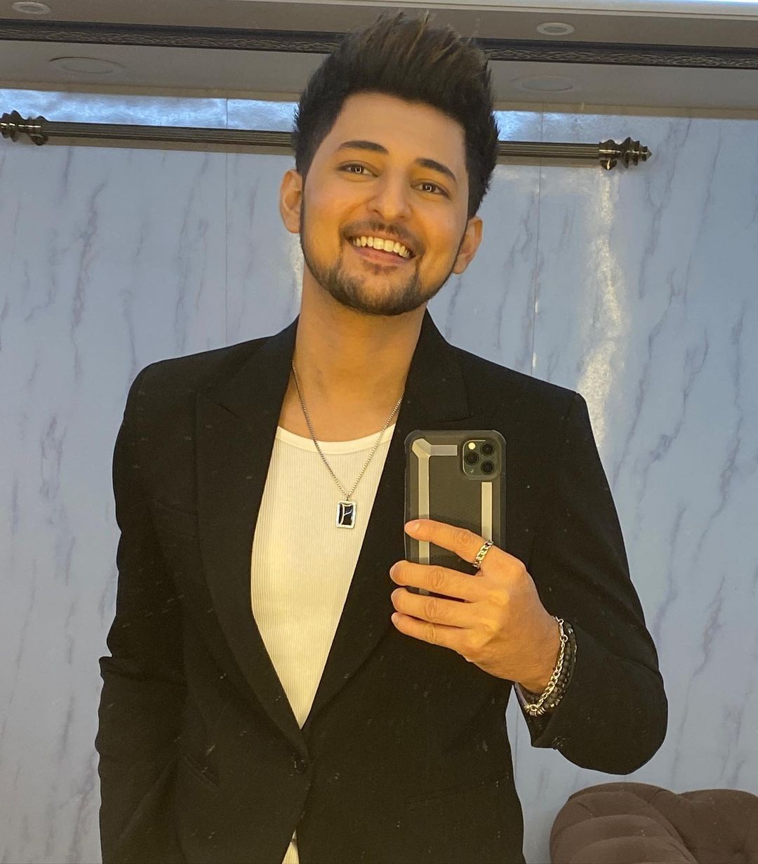 Darshan Raval's BOLD look in a suit 3