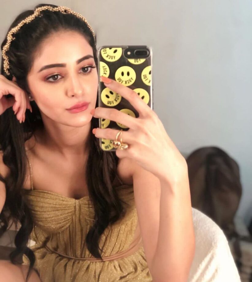 From Tamannaah Bhatia To Disha Patani: Hottest Mirror Selfies Of Celebs - 3