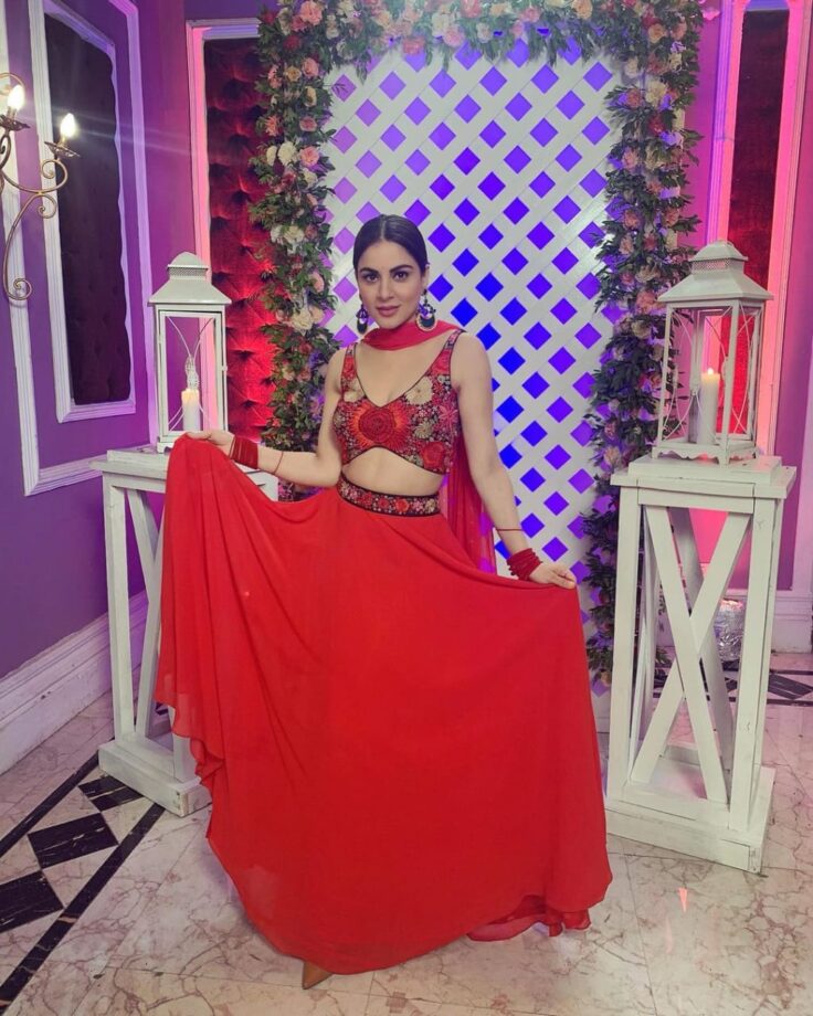 Get Diwali Fashion Ready: Take inspiration from Shraddha Arya, Anita Hassanandani, Hina Khan & Karishma Tanna’s wardrobe - 5