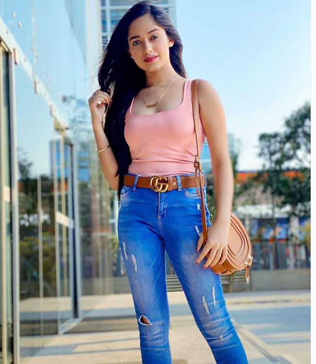 How to Ace Your Look While You Are Travelling? Learn from Avneet Kaur, Jannat Zubair And Arishfa Khan 1