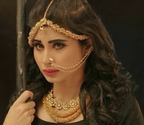 How To Style Golden Jewellery? Take Tips From Mouni Roy, Ashi Singh, Hina Khan - 1