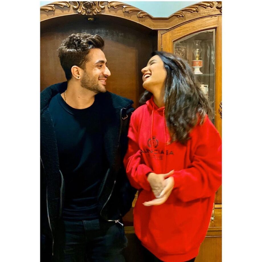 Relationship Goals: Netizens just can’t stop gushing over Aly Goni and Jasmin Bhasin’s candid photos - 5