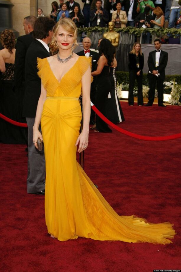 Love Wearing Yellow? Take Inspiration From Scarlett Johansson, Natalie Portman and Emma Stone’s Yellow Outfits - 5