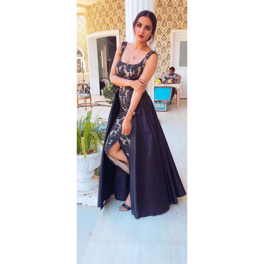 Nia Sharma, Shrenu Parikh, And Jasmin Bhasin's Semi-Traditional Piece Style Game Is Always On Point 2