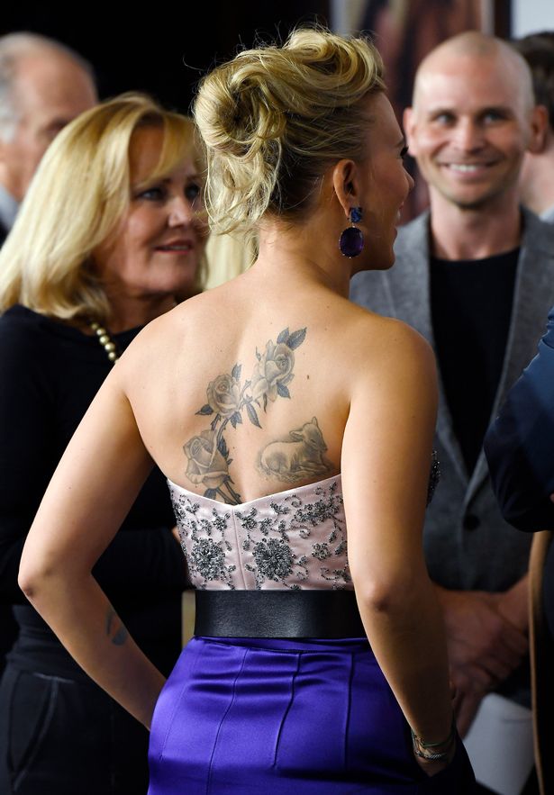 Scarlett Johansson’s hottest back tattoo that will make you go crazy - 0