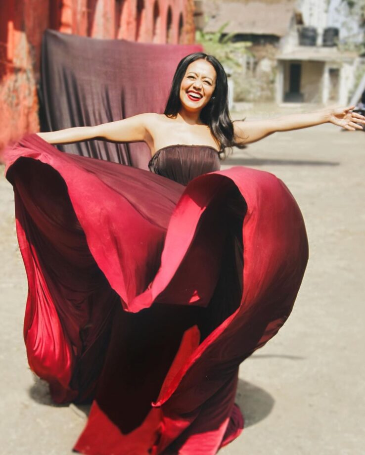 SEE PICS! Neha Kakkar’s Stunning Sun-Kissed Photos - 5